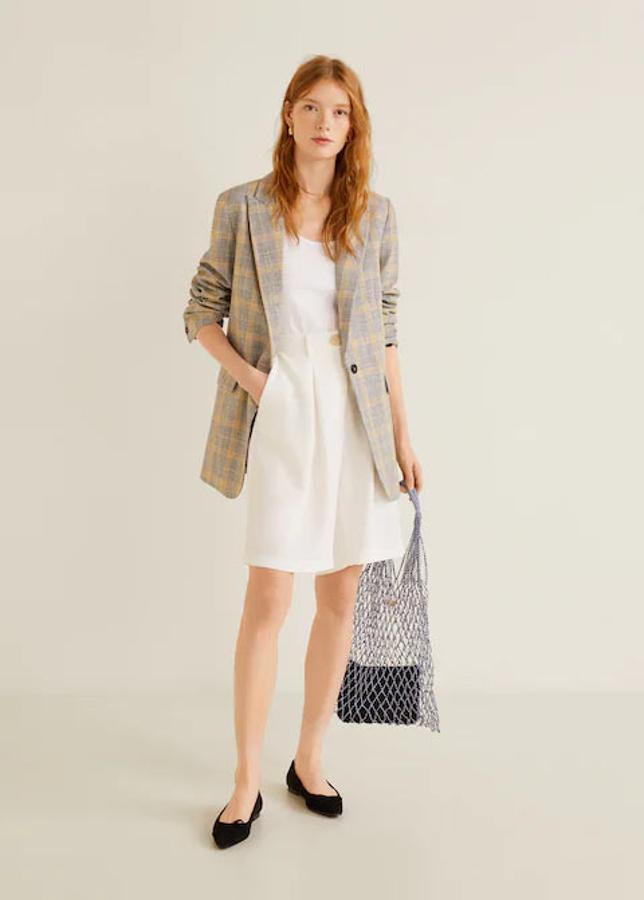 Bermuda crepe fluida en color blanco (29,99 euros) combinada con americana estructurada con cuadros tartán (49,99 euros).