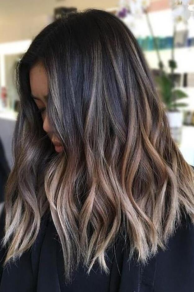 La técnica que juega con decoloraciones a rubio se llama 'bronde' o 'blonde'.