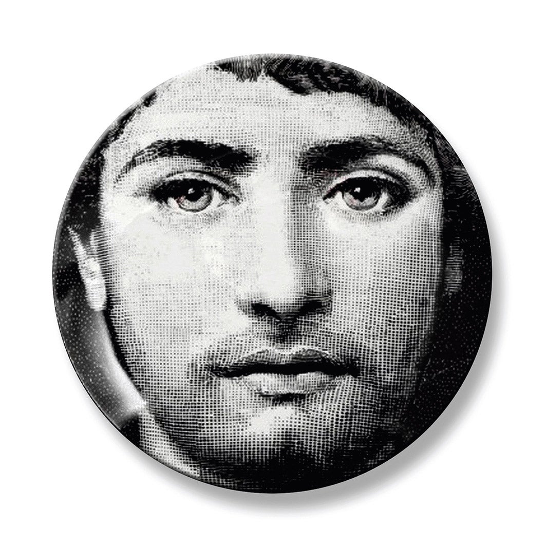 El rostro de la cantante lírica Lina Cavalieri fue recurrente en la obra de Piero Fornasetti, pero en ella se coló también el de un joven desconocido.