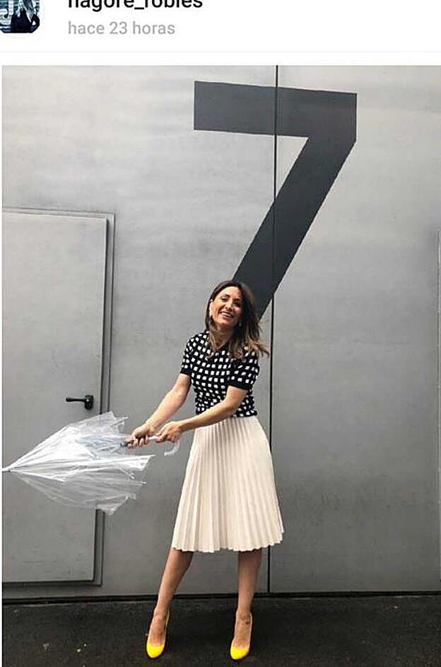 Nagore compartía ayer, en su perfil de 21 Buttons, este 'look' de falda midi y camiseta de punto.