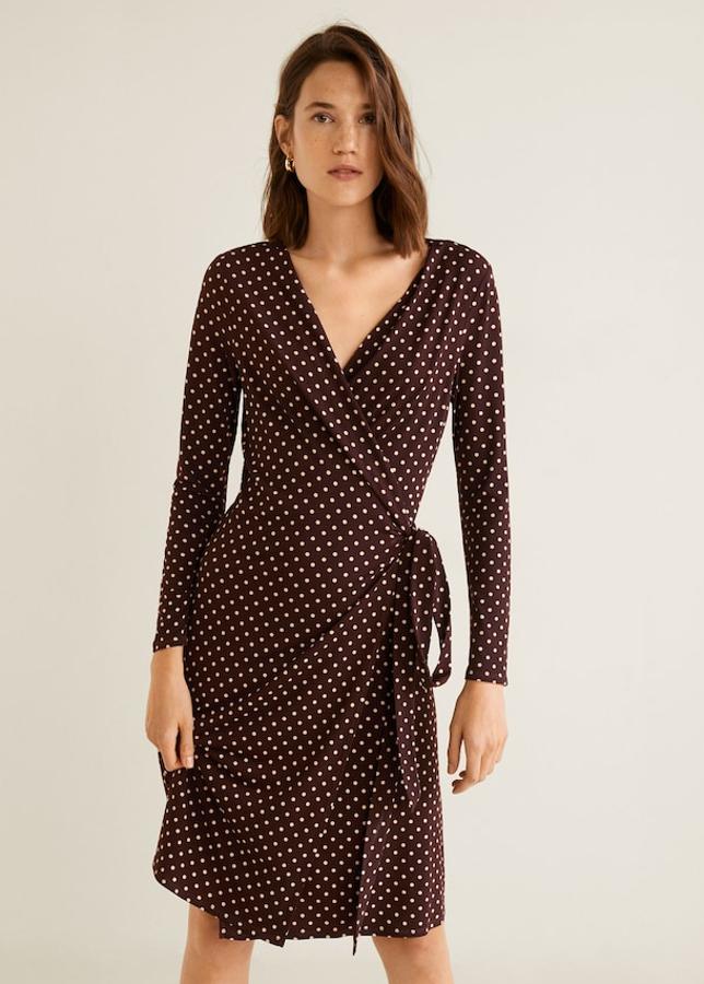 Confeccionado en un tejido de punto fino, con un patrón clásico cruzado con escote de pico, cierre de lazo y manga larga (12,99 euros).