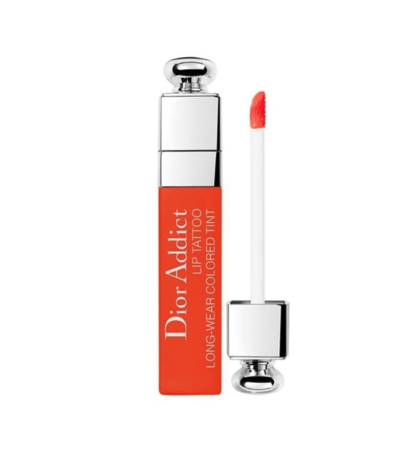 En el tono Orange-Orange. En una edición limitada para esta colección de éxito de la Maison francesa. Esta tinta labial asegura más de diez horas de duración. Su agradable fórmula no se desvanece, pues solo unos segundos después de la aplicación el color se funde en los labios como un tatuaje. Solo hay que depositar el aplicador en el centro de los labios, debajo del arco de cupido y deslizarlo a derecha e izquierda para maquillarlos. (35,50 €).