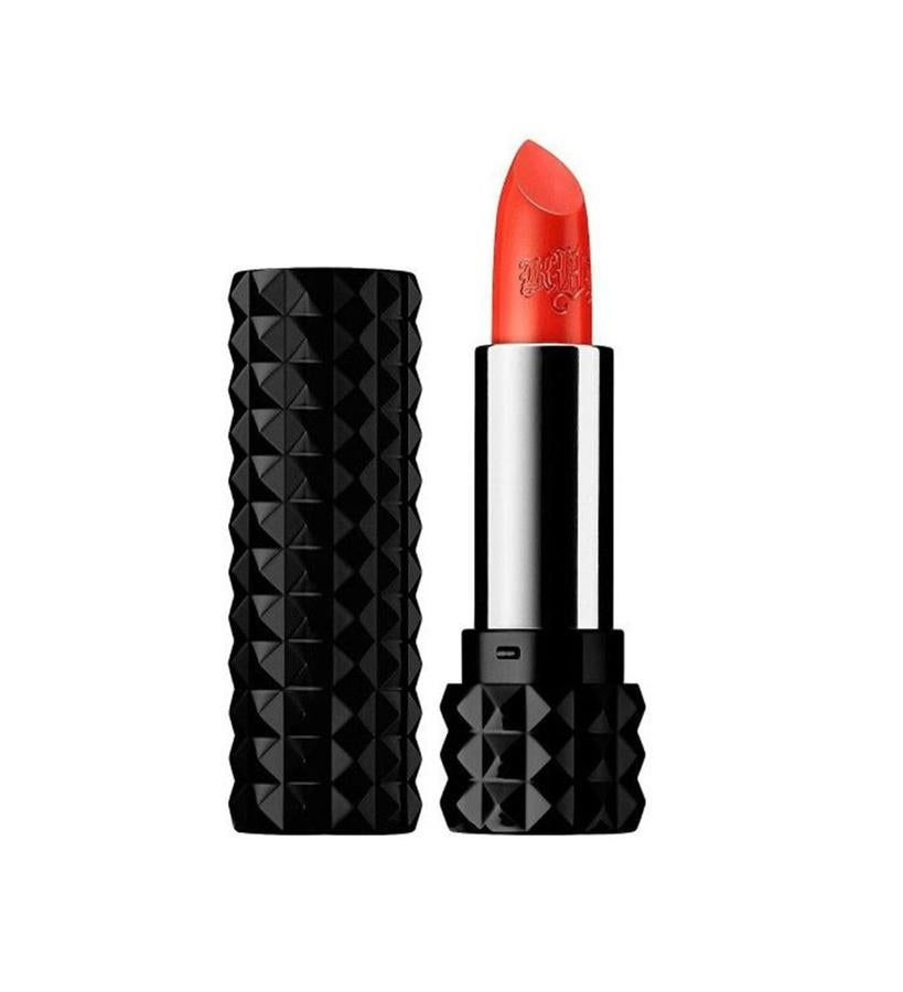 En el tono A-Go-Go. Un favorito de culto entre las fanáticas de la marca. Esta barra de labios redefine definitivamente el color naranja en la barra de labios. Su fórmula vanguardista, cuenta con una tecnología de protección de color que lleva la pigmentación al siguiente nivel. Este labial permanece inalterable durante todo el día. (19,90 €).