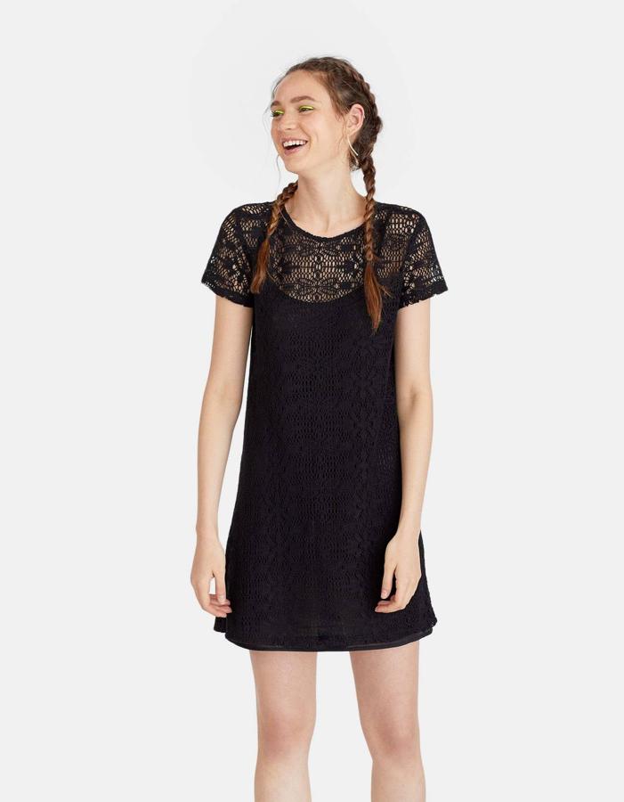 Vestido mini de crochet, de manga corta, 15,99 euros.
