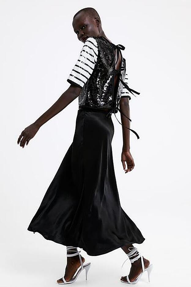 La fantástica camiseta de fiesta de Zara, combinada con una falda.