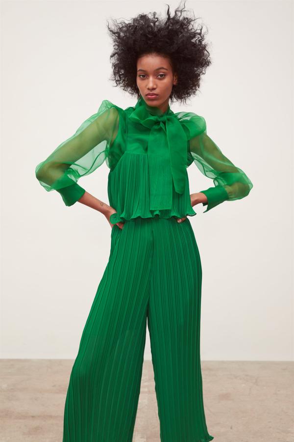 Blusa de organza con lazada, en verde fuerte, de Zara, 39,95 euros.