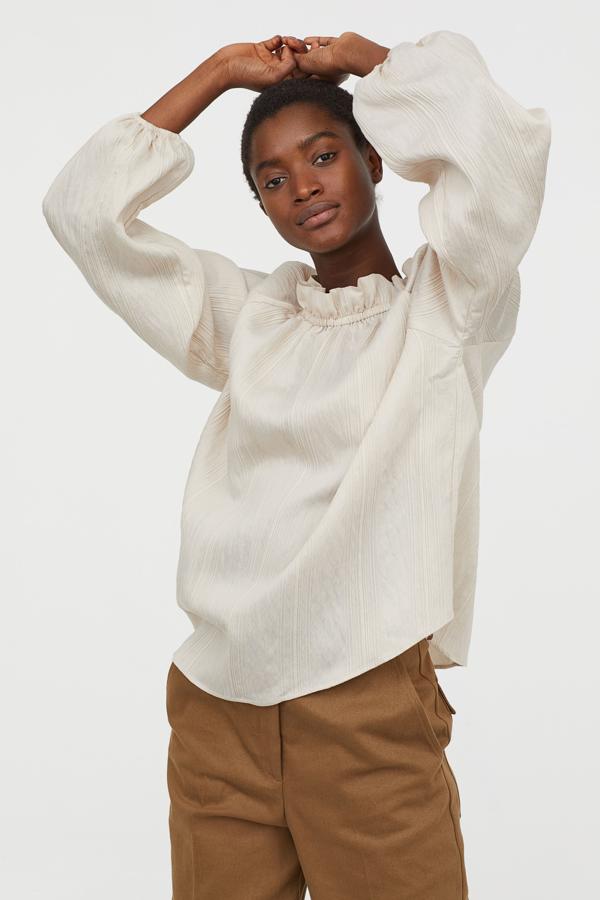 De corte romántico y color natural, esta blusa es de H&M y cuesta 39,99 euros.