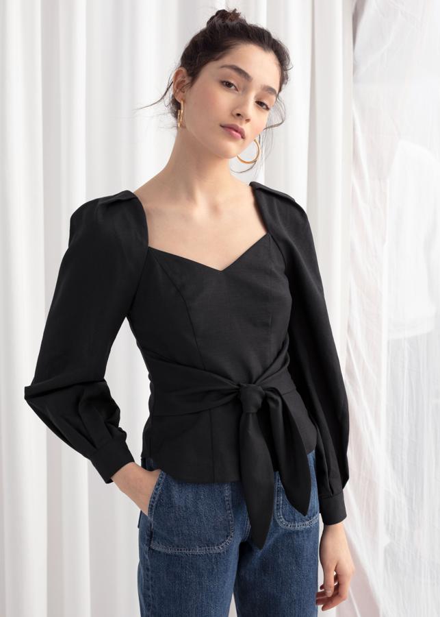 Blusa de & Other Stories con lazada en la cintura, 69 euros.