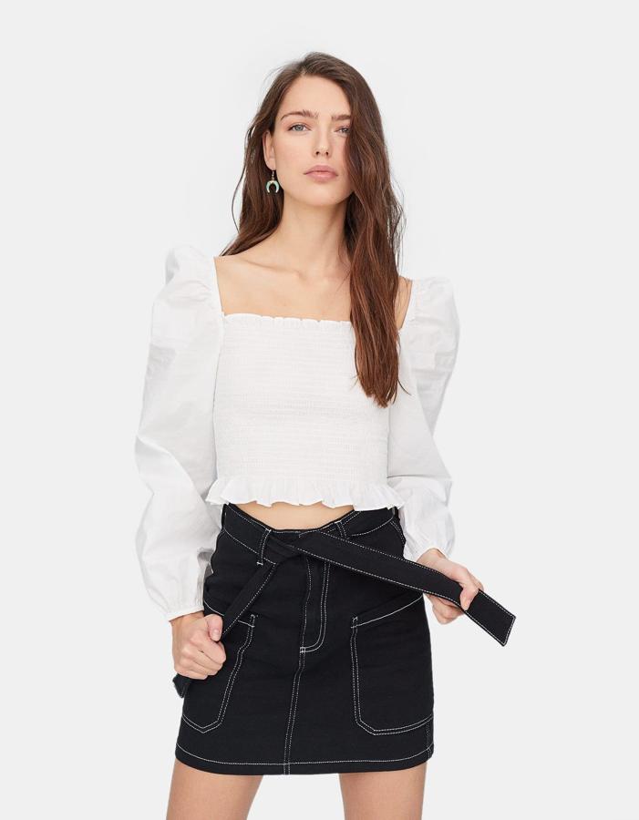 Stradivarius tiene esta blusa con cuerpo elástico por 17,99 euros.