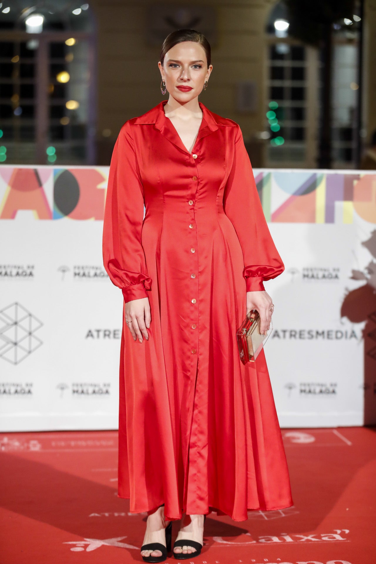 Andrea Carballo, con un vestido camisero rojo al que le faltaba una pasada de plancha...