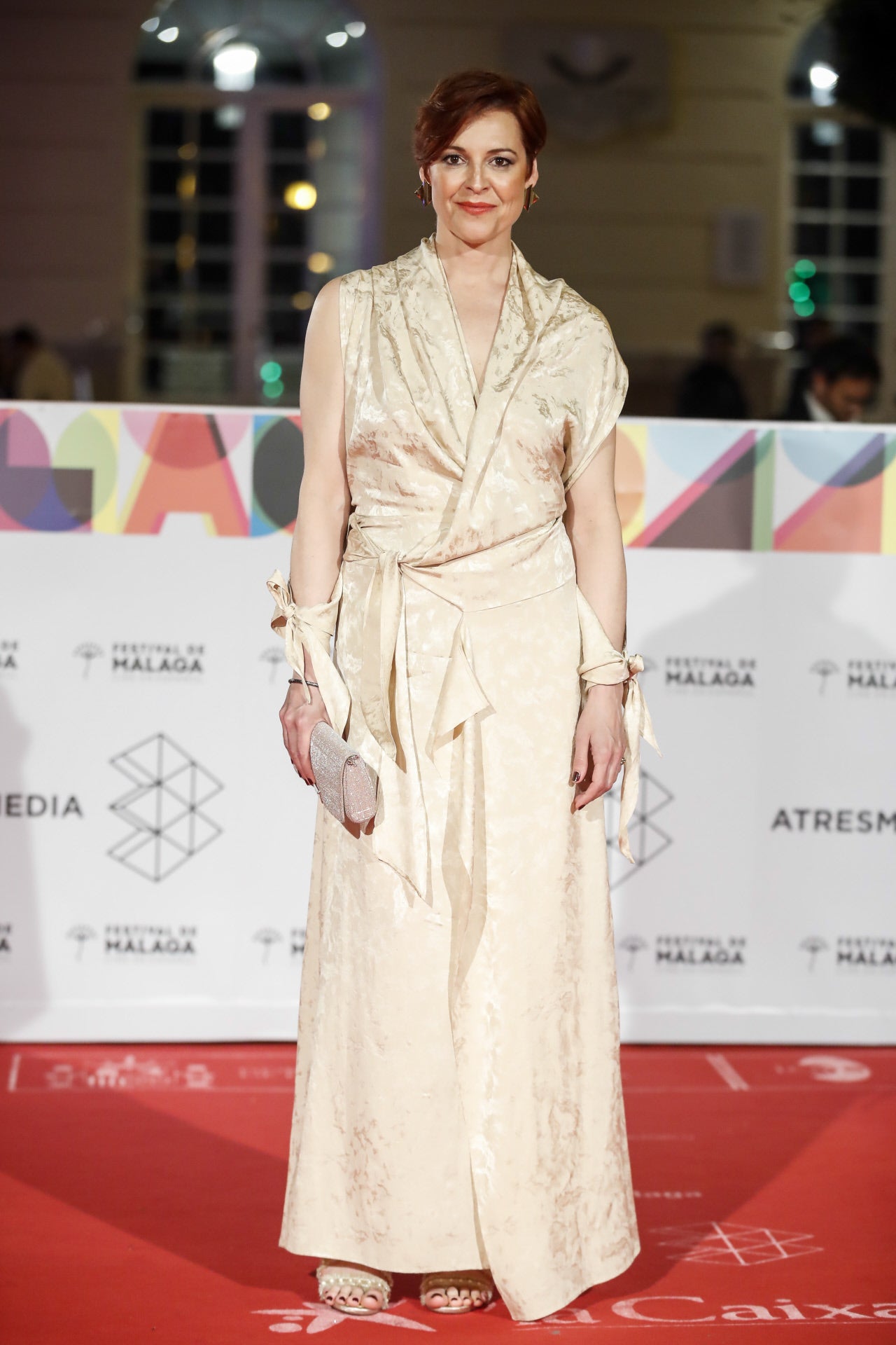 Elisabeth Gelabert ha apostado por un vestido desestructurado en color crema que, desde luego, no está entre nuestros favoritos...