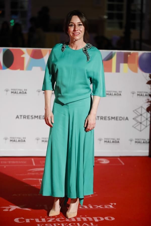 Lola Dueñas no termina de convencernos con su look en verde aguamarina. Entra directa a nuestra lista de peor vestidas del Festival de Málaga 2019.