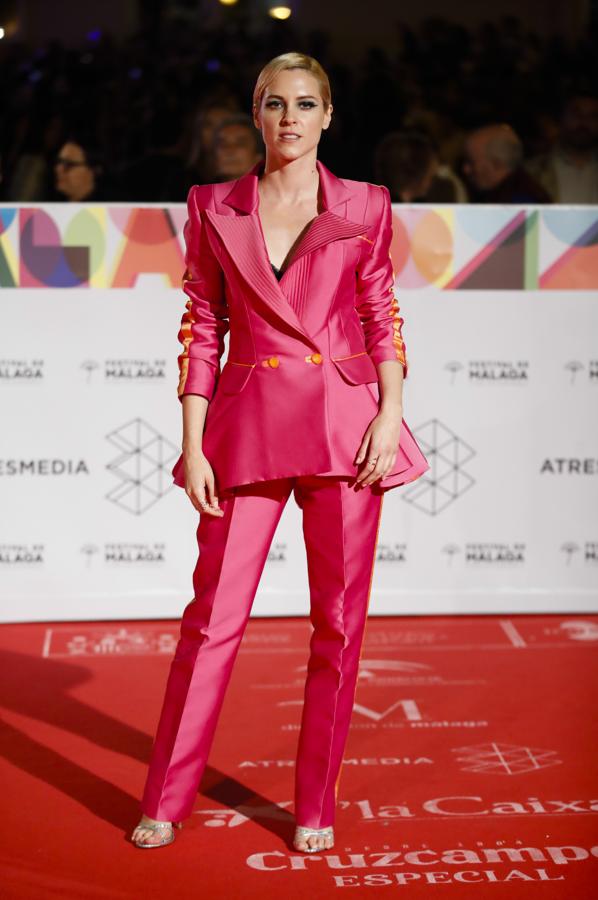 Maggi Civantos, con un original traje de chaqueta y pantalón que nos recuerda a un capote. ¡Le queda fenomenal!