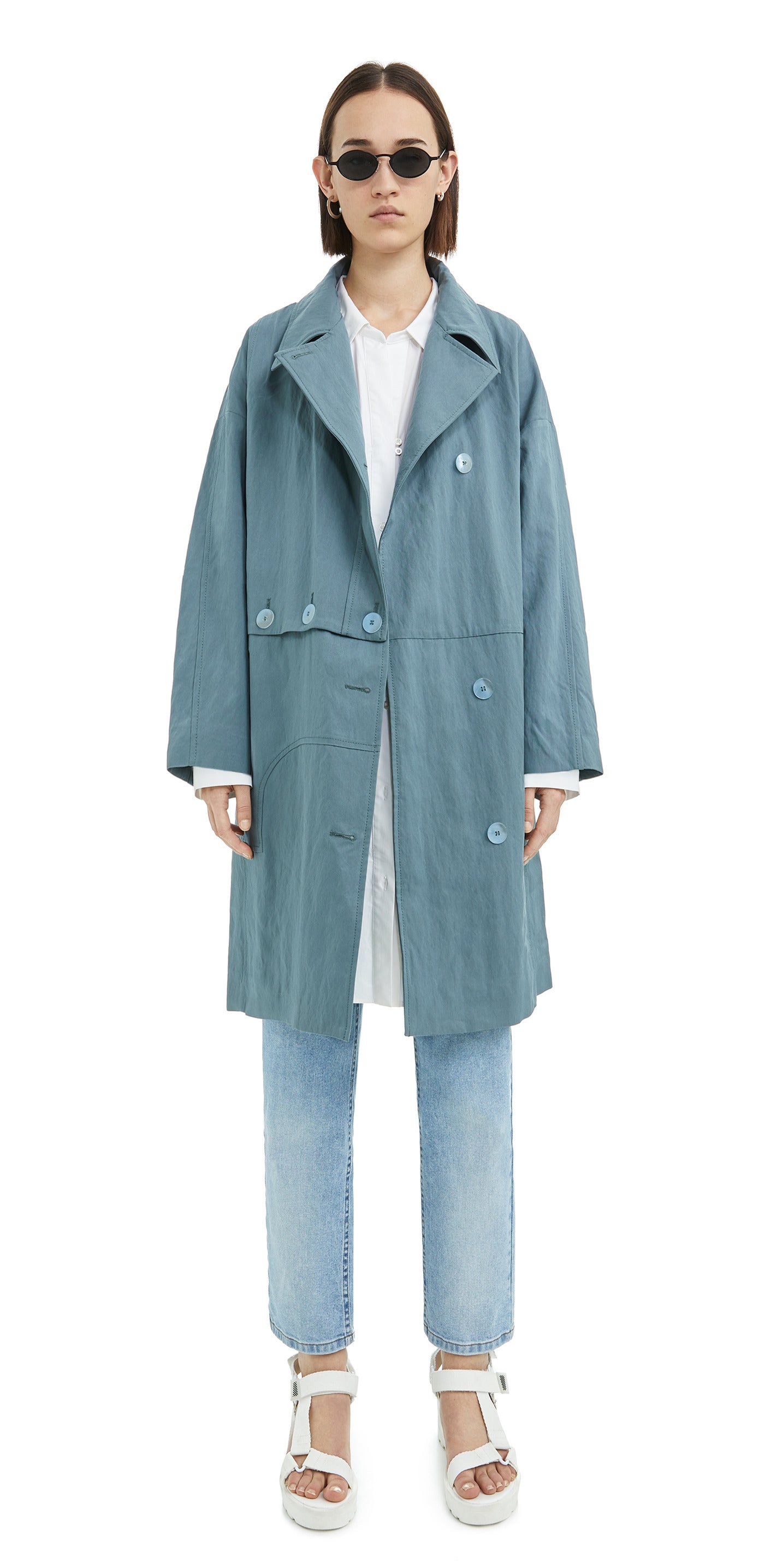 Gabardina cruzada en color verde agua: 250 euros.