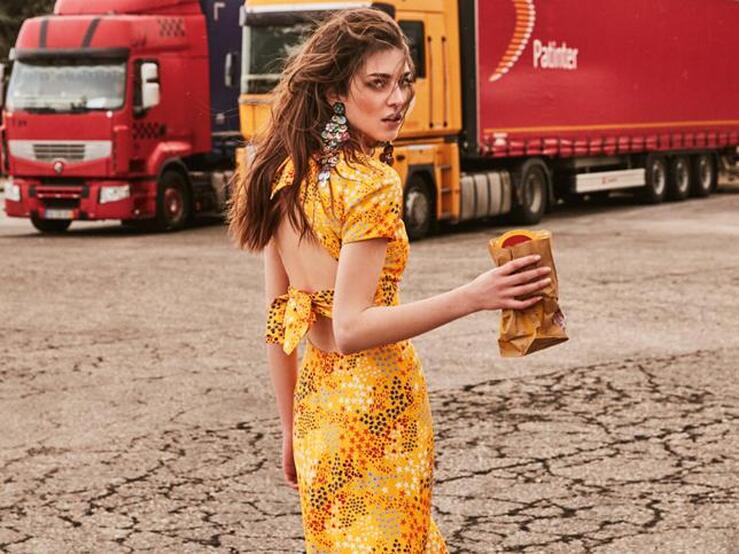 Fotos: Vestidos y zapatillas, la tendencia de esta temporada