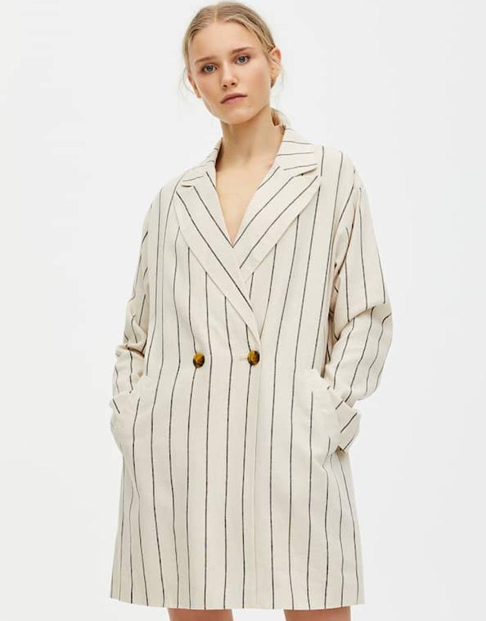 Abrigo ligero con cierre de dos botones, bolsillos, cuello de solapa y confeccionado en viscosa y lino (Pull&Bear, 35,99 euros).