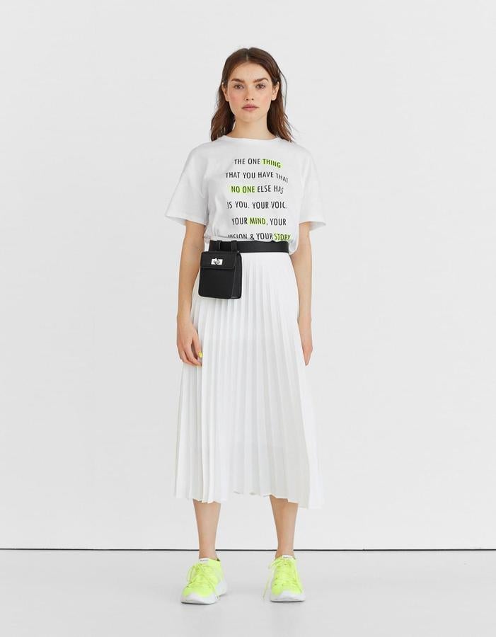 Sencilla, que combina con todo, también está disponible en camel y negro. Pero están todas agotadas en la firma de Inditex, solo tienes la opción de apuntarte a la lista e espera en este color blanco. Cuesta 25,99 euros.