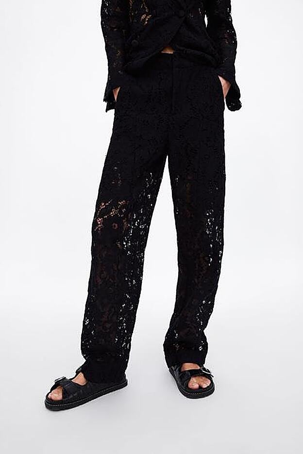 Pantalón de encaje, de Zara (49,95 euros). Está todavía disponible en todas las tallas.