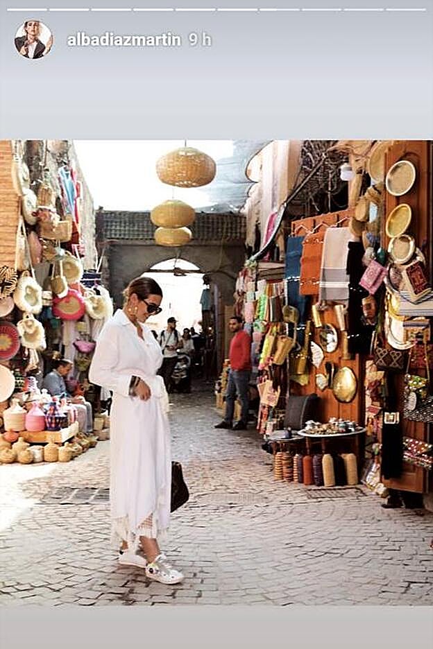 Alba Díaz ha preferido combinarlo con unas 'sneakers' blancas.