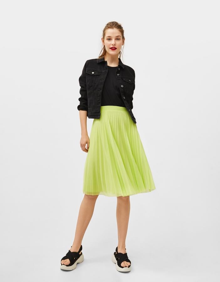 El flúor también invade las faldas plisadas. Esta de Bershka es a la altura de la rodilla y con goma en la cintura. Cuesta 19,99 euros.