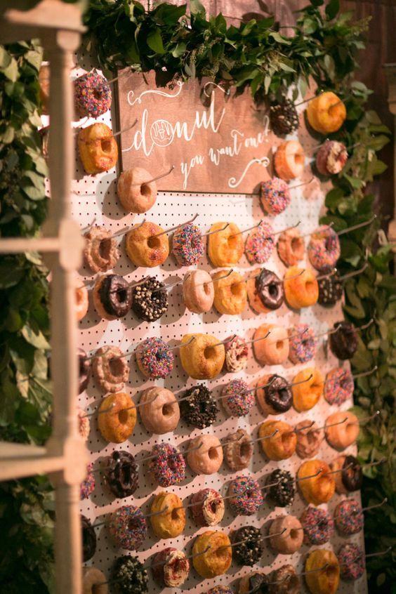 Adiós, 'candy bar'; bienvenido a nuestra boda, 'donuts corner'.