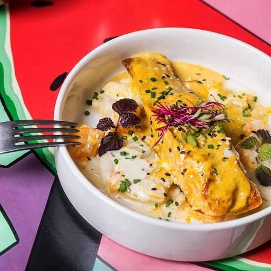 Vegetarianos, veganos y celíacos tienen una cita con Barcelona y el M2 Gluten free, donde encontrarán una carta muy amplia basada en productos frescos de calidad 100% libres de contaminación.  Hummus, hamburguesas, pizzas, poke bowls, ensaladas saludables de lo más variopintas…  no te quedarás con hambre después de haber pasado por este restaurante. Se encuentra en la barcelonesa Avenida Diagonal, 505.Y tienen servicio a domicilio y opción para llevar a casa si deseas ir a recogerlo lo vives cerca.