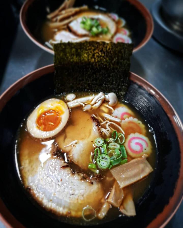 No hablamos de un restaurante japonés cualquiera, sino del  primer restaurante japonés 100% sin gluten  homologado tras pasar con éxito el protocolo de seguridad alimentaria de la Federación de Asociaciones de Celiacos de España. Por si fuese poco, si eres intolerante a la lactosa aquí encontrarás todo lo que estabas buscando, porque en el Okashi Sanda no se utiliza ningún producto que contenga trazas de gluten ni tampoco de lácteos. Una exquisita mezcla de sabores, presentación cuidada y atención impecable es la carta de bienvenida de este restaurante en el que podréis degustar los platos típicos de las tabernas japonesas, como son el  Torino Karaage  (bocados de pollo marinados en salsa de soja y sake), el  Kare Raisu  (guiso de curry con verduras y arroz) o el  Poteto Sarada  (una ensalada con patata, cebolla, zanahoria y pepino aderezada con mahonesa japonesa). Por si fuese poco, los postres no se quedan atrás, entre el clásico Dorayaki, las tartas de matcha o de zanahoria y sus diferentes gallegas. Si estáis en Madrid, es de visita obligada. Calle Vicente Ferrer, 22. Puedes recoger allí tu pedido pero también hacen entregas a domicilio.