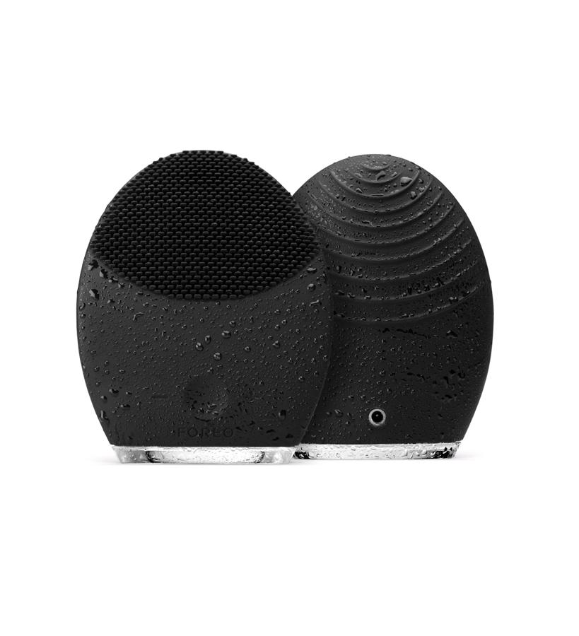 Diseñado especialmente para tratar la piel del hombre, este dispositivo con tecnología T-Sonic limpia profundamente la piel masculina y dispone también con un modo antiedad en su parte posterior, aportando así una mayor apariencia de firmeza y jugosidad. Libera los poros de células muertas y elimina un 99,5% de impurezas y grasa en tan solo un minuto. Además, prepara la piel para un afeitado más suave y cómodo y ayuda a prevenir las irritaciones.  Luna 2 For Men de Foreo  (199 €).