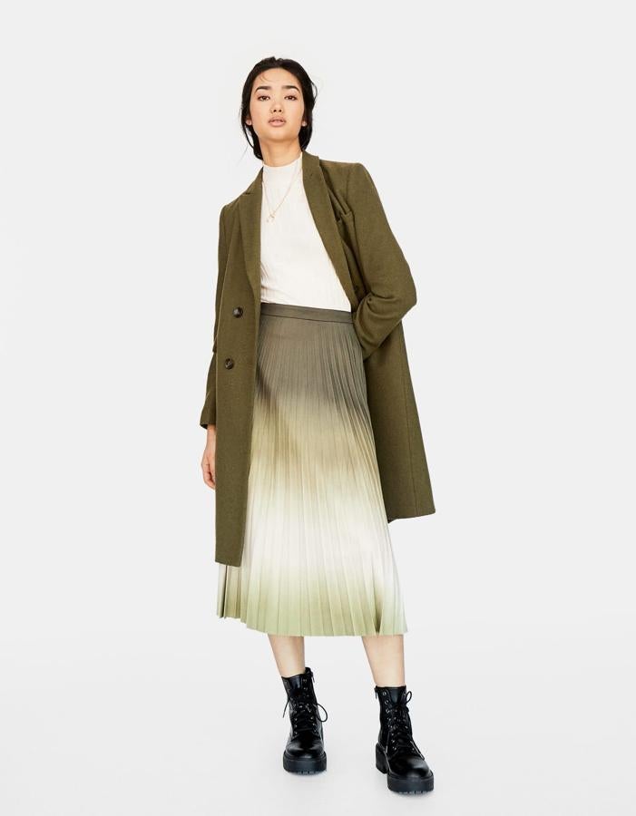 El tie-dye es el estampado más famoso de la temporada. Este modelo en verde caqui y blanco cuesta 29,99 euros.