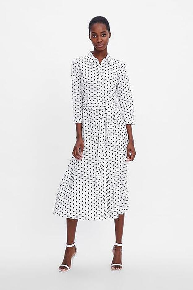 Vestido midi en color blanco con estampado de lunares, cuello solapa y manga larga, 29,95 euros.