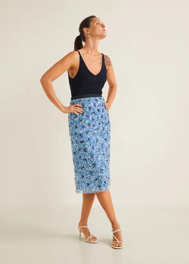 Falda midi con diseño acampanado de lentejuelas y forro interior, 89,99 euros.