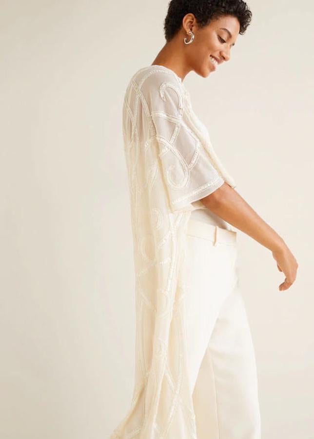 Caftán con bordado de lentejuelas en color blanco, 99,99 euros.