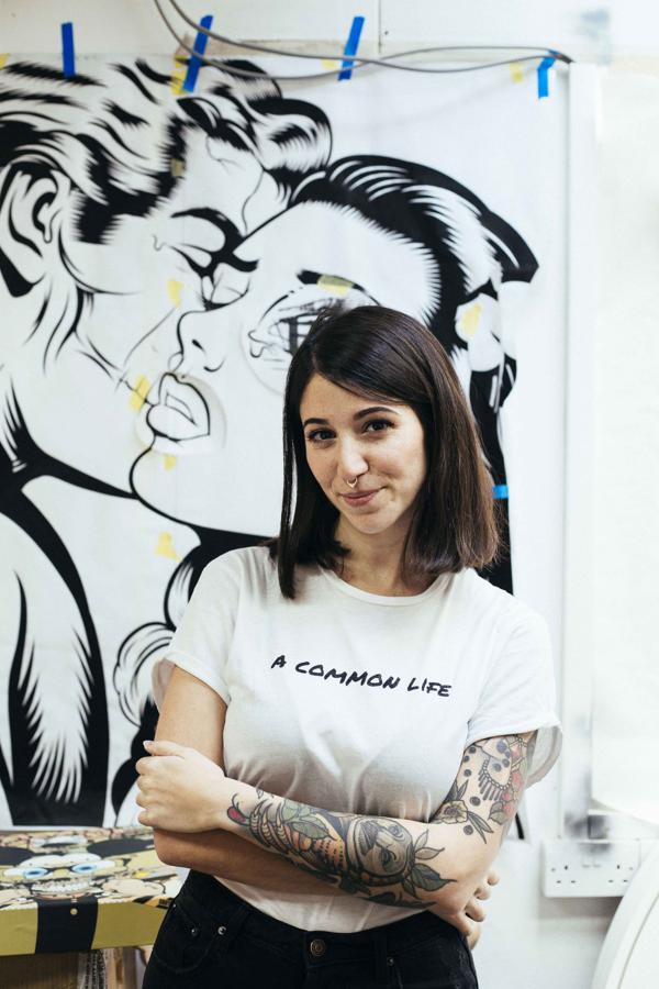 La artista española posa en el estudio del artista Dean Stockton, conocido como D*Face.