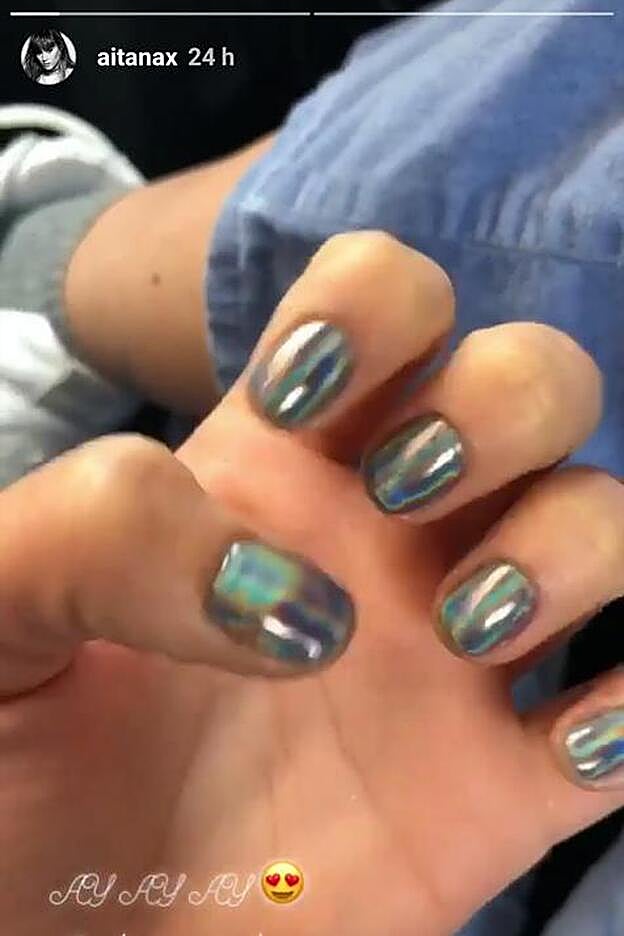 Aitana mostraba hace unas horas a sus seguidores sus nueva manicura con diseño holográfico.