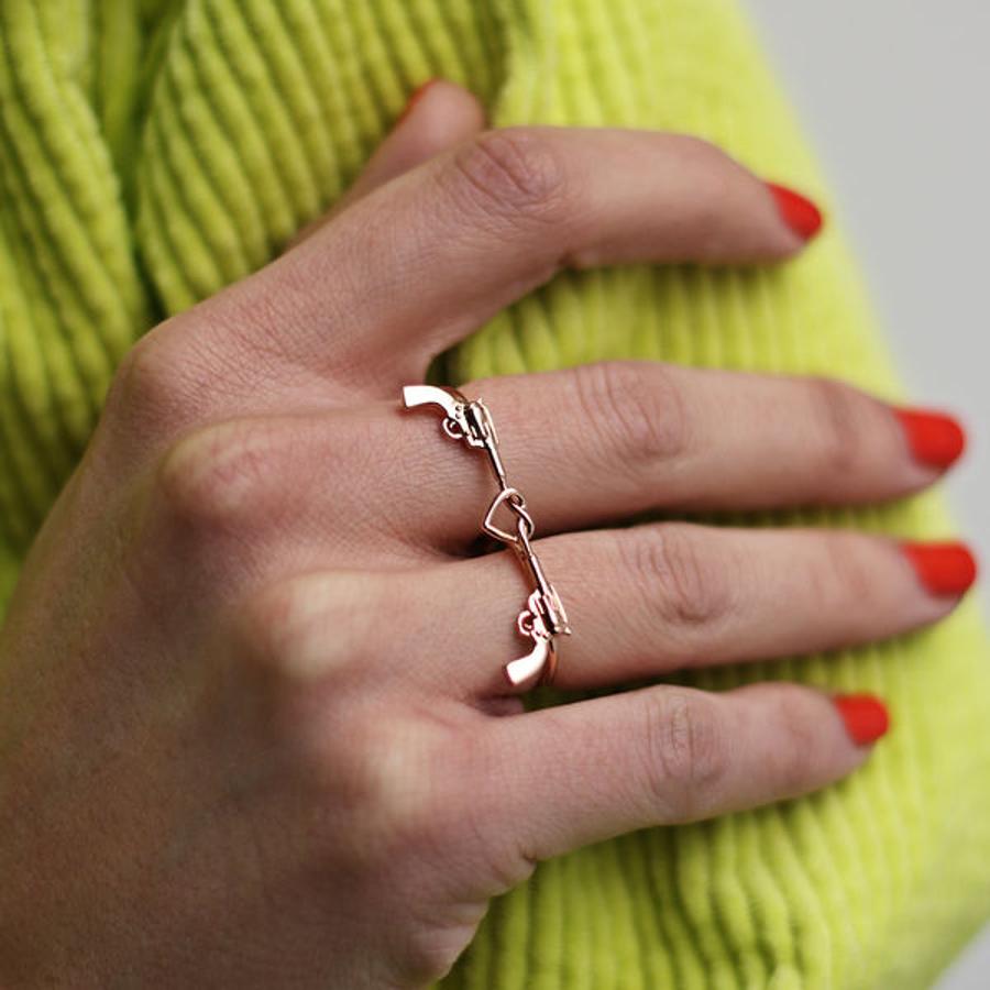 Anillo doble Love over war realizado en oro rosa de 18 quilates (790 euros).