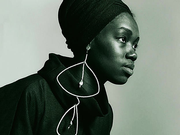 Nomsa Brath con pendientes de Carolee Prince (1964).