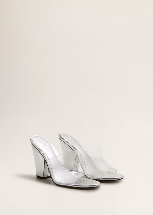 Zuecos de vinilo transparente combinado con tacón metalizado, de Mango (29.95 euros).