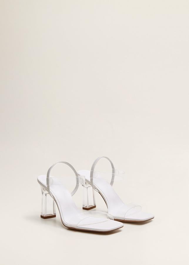 Sandalias de tiras de vinilo transparente, de Mango (29.95 euros).
