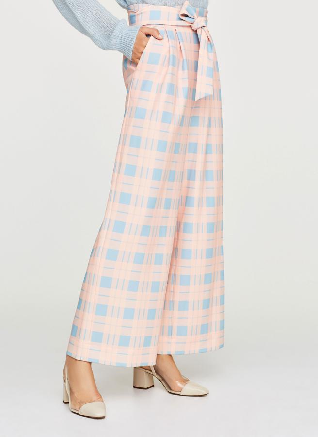 Zapatos 'sling bang' en color nude con detalle de vinilo transparente, de Uterqüe (89 euros).