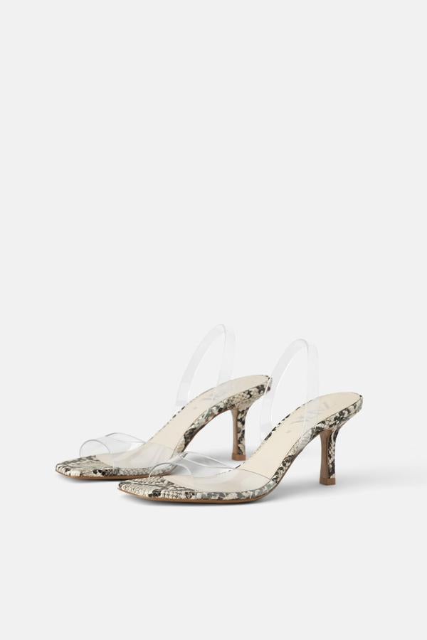 Sandalia tipo pala con tiras de vinilo transparente y detalles 'snake print', de Zara (29.95 euros).