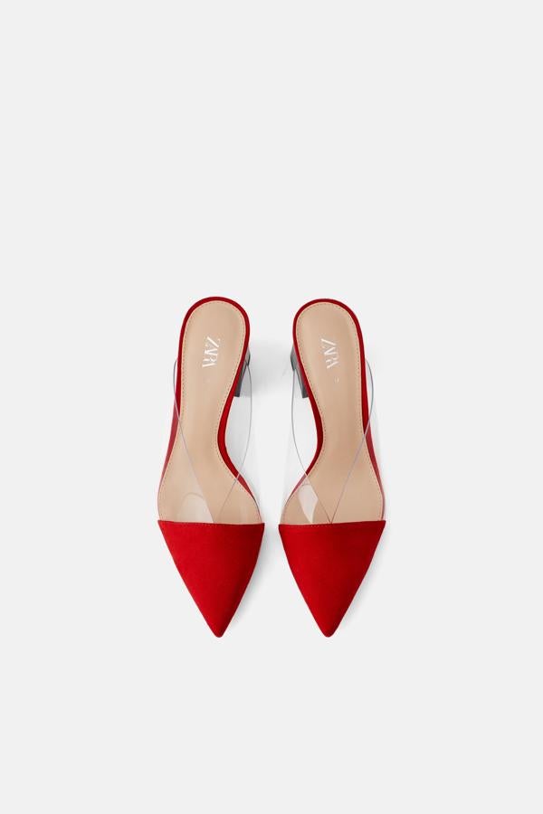 Zapato tipo mule en ante rojo con detalle de vinilo transparente, de Zara (35.95 euros).