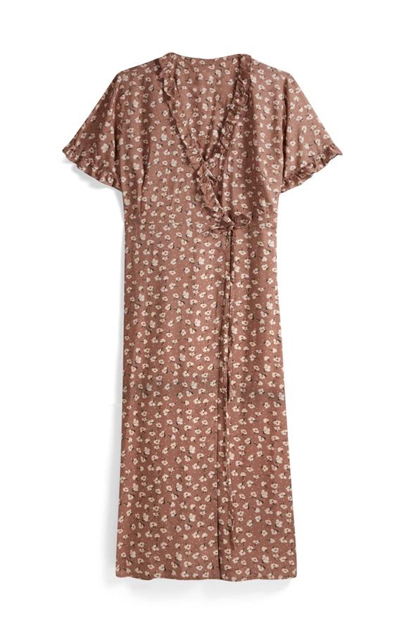 Vestido midi en color marrón con estampado floral, 16 euros.