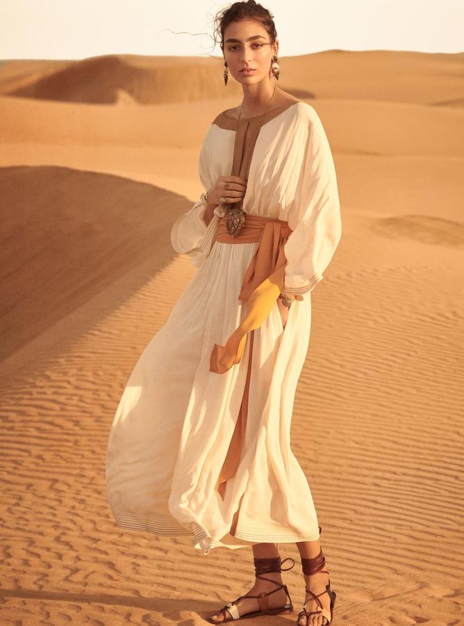 Este mono tipo túnica en blanco roto con detalles en ocre de la nueva colección primavera-verano 2019 de Zara cuesta 99.95 euros.