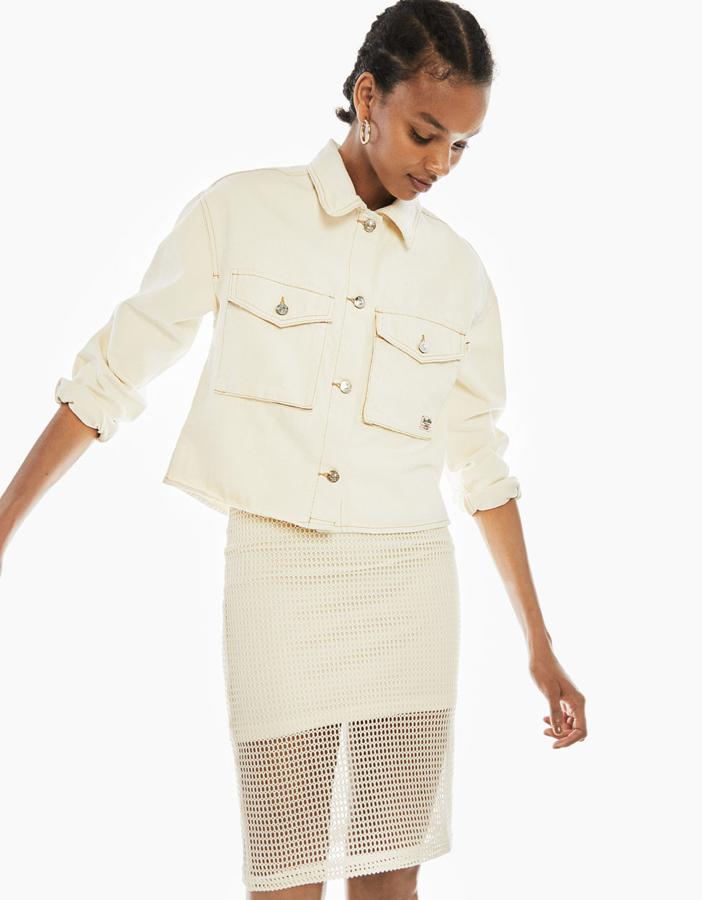 Nos encanta esta cazadora 'utility' con bolsillos solapa en la parte delantera, puño acabado con vuelta y cierre con botones metálicos (25,99 euros). Con la minifalda con red superpuesta que aún no ha llegado aBershka (pero que esperamos deseosas) queda genial.