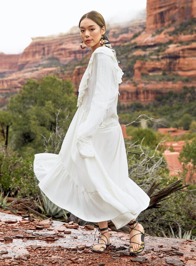 Drea Chong combina su vestido blanco boho (129 euros) de la colección SS19 de H&M Studio con sandalias romanas (59.99 euros) y pañuelo animal print (14.99 euros).