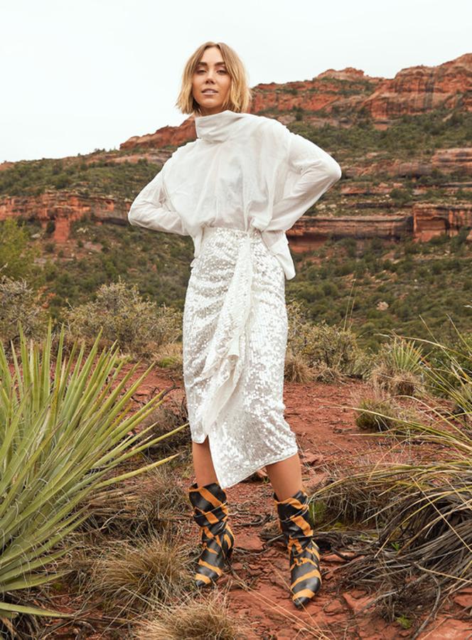 Este look de H&M Studio SS19 de Lisa Olssons, con blusa blanca desestructurada (49.99 euros), falda de lentejuelas (69.99 euros) y botas animal print (129 euros), nos parece absolutamente sensacional.