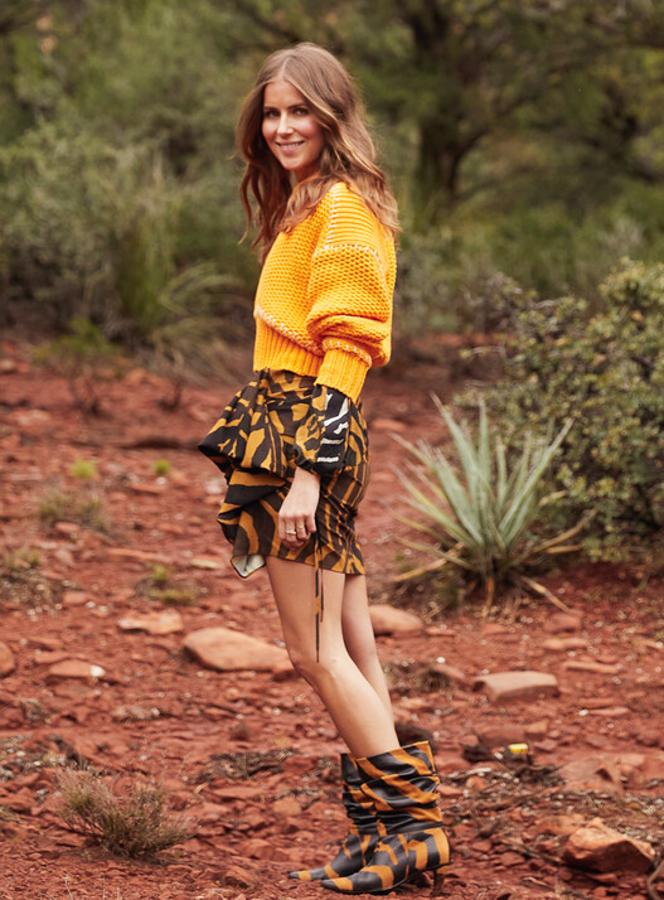 El amarillo vuelve a ser uno de los tonos estrella de la temporada, como demuestra este look de H&M Studio de Nina sandbeach, con jersey de punto (89.99 euros), falda animal print (69.99 euros) y botas (129 euros)