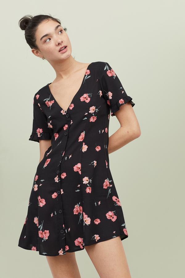 Mini vestido negro con estampado de flores en tonos pastel, de H&M (14.99 euros).