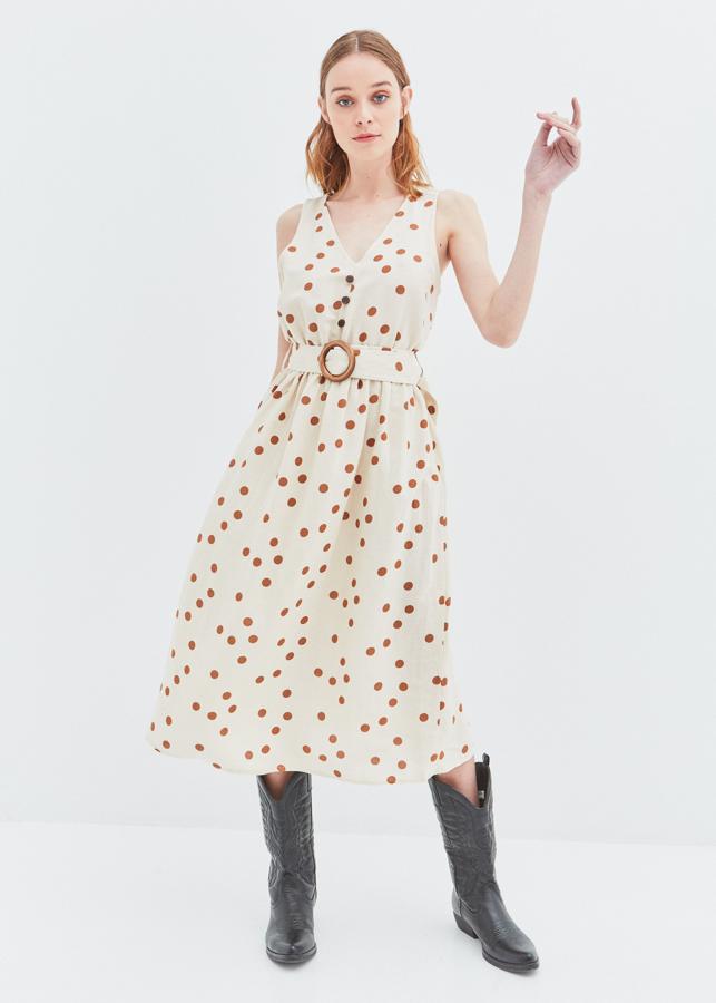 Vestido midi de lunares color cámel sobre fondo beige, de Mulaya (19.99 euros).