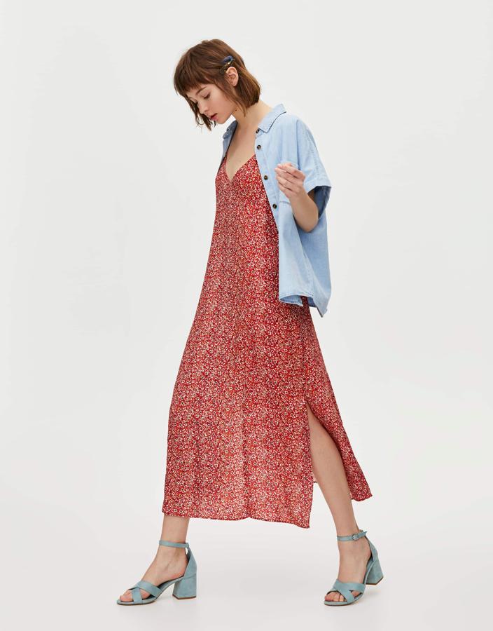 Maxi vestido de estilo lencero en rojo con estampado floral, de Pull&Bear (19.99 euros).
